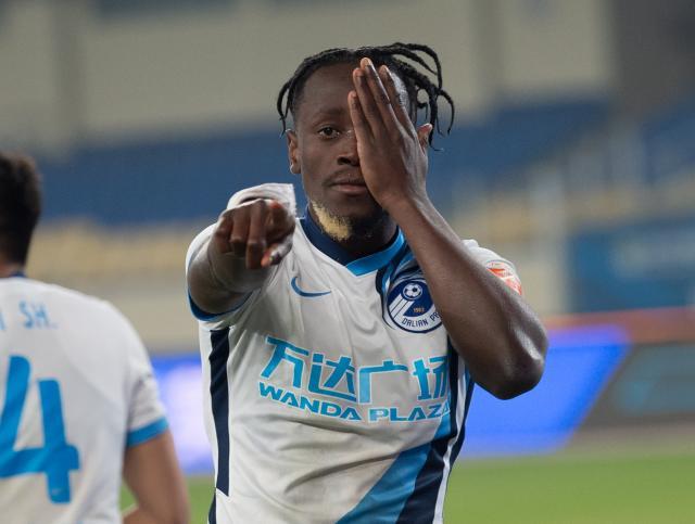 奇异果体育-大连人4轮抢9分走出泥潭 强援归队后有望提前保级