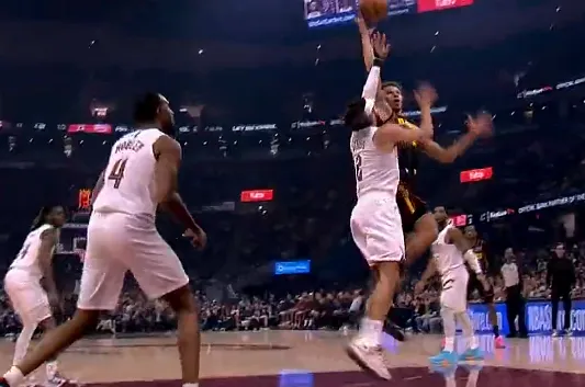 奇异果体育-丹尼尔斯跳步抛投打进，老鹰打出一波17-8追平骑士